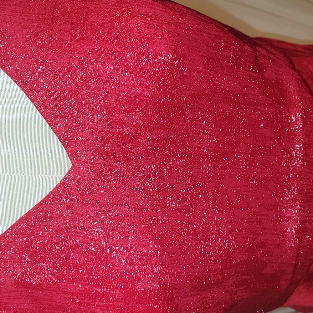 Sleeveless red shiny top (M) - Picture 2 of 4